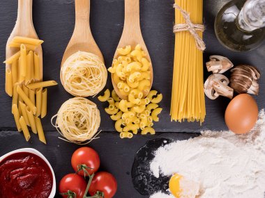 Çeşitli ham pişmemiş makarna üstten görünüm