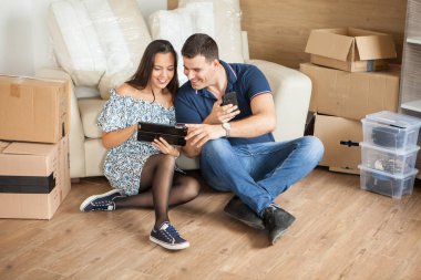 Karısı ve mobilya kendi tablet bakıyorum kocam