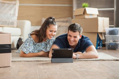 Genç çift yeni evlerinde eğlenerek duygu