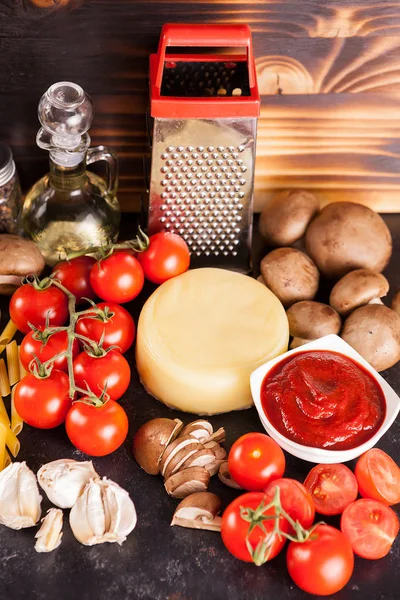 Ahşap arka plan üzerinde makarna, makarna ve ham pişmemiş makarna