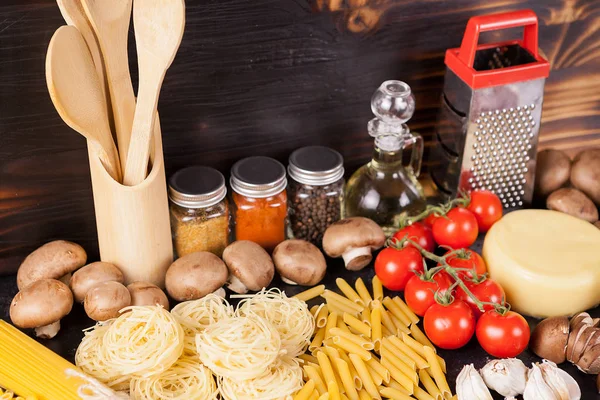 Çiğ çiğ makarna, makarna ve yanında taze ve sağlıklı sebze spagetti,