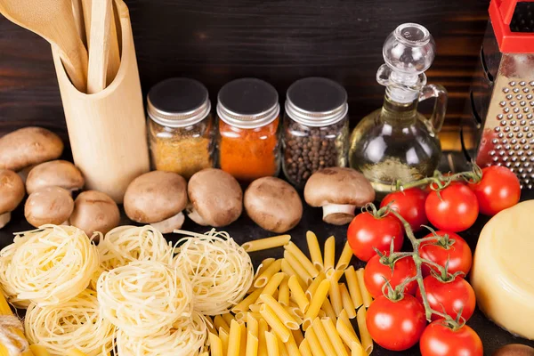 Çiğ çiğ makarna, makarna ve yanında taze ve sağlıklı sebze spagetti,