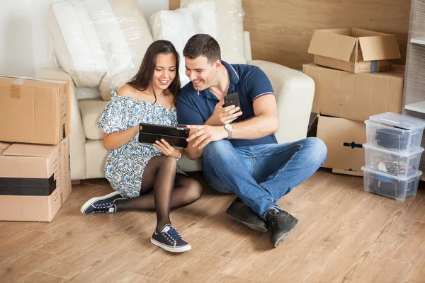 Karısı ve mobilya kendi tablet bakıyorum kocam