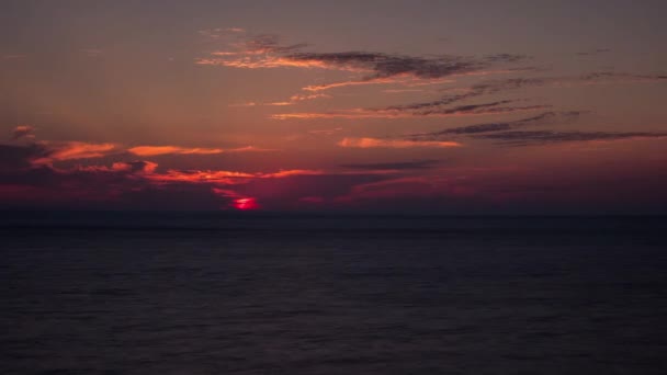 Bella splendida alba drammatica, tramonto sul mare — Video Stock