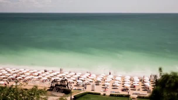 Vista aérea timelapse do turista na praia — Vídeo de Stock