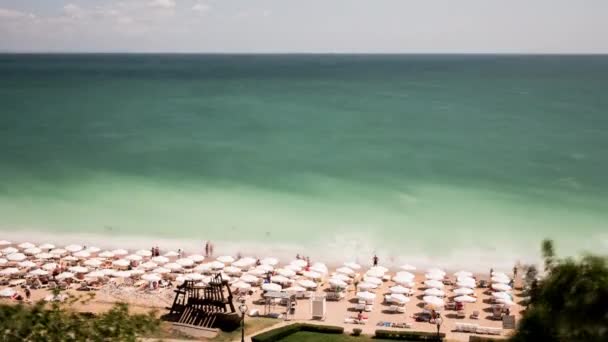 Повітряний краєвид часовий пояс туристів на пляжі — стокове відео