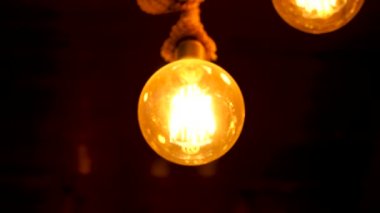 Yuvarlak ampul karanlık bir arka plan