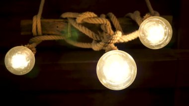 Bir ip siyah arka plan üzerinde Işık Ampüller