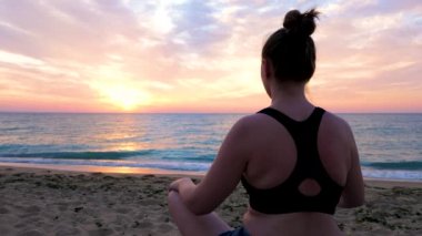 Rahatlatıcı ve pratik yoga sahilde genç kadın