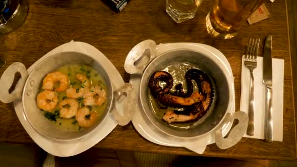 Дві тарілки з гурманом та смачними морепродуктами — стокове відео