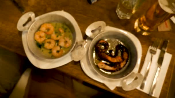 Dos platos con gourmet y deliciosos mariscos — Vídeos de Stock