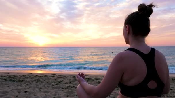 Frau am Strand praktiziert Yoga — Stockvideo