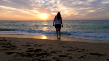 Oynama ve sahilde su çalışan mutlu kadın