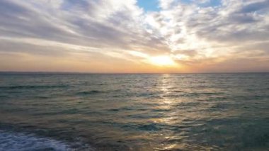 Güzel ve doğal gündoğumu denizden. Seyahat, macera, Doğa ve sakin