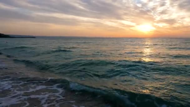 Sceninc gyönyörű napfelkeltét a víz a tengerbe — Stock videók