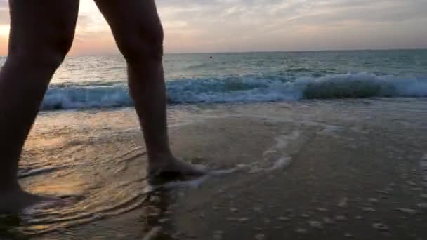 女人的脚在海滩的水中行走 — 图库视频影像