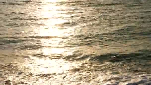 Reflejo del sol sobre el mar con olas — Vídeos de Stock