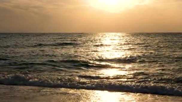 Havet vid soluppgången med solen strålar speglar i vattnet — Stockvideo