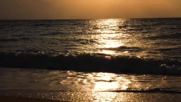 Havet vid soluppgången med solen strålar speglar på vattnet — Stockvideo