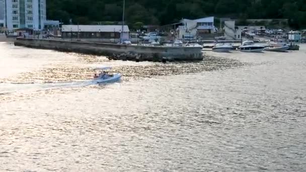 Barco pequeno com passageiros nele — Vídeo de Stock