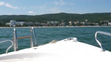 Denizde bir teknenin fron görünümü