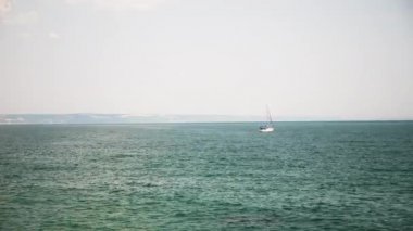 Bu turist ile denizde küçük tekne