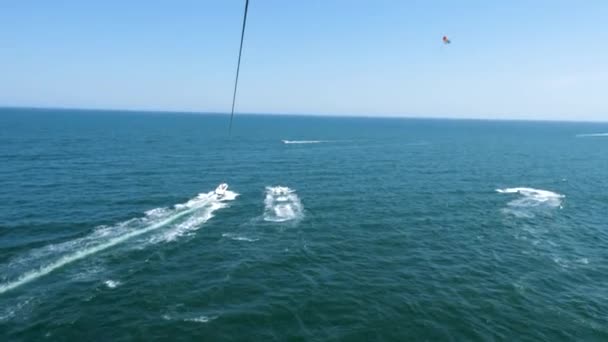 POV πλάνα αλεξίπτωτο, αλεξίπτωτο πάνω από τη θάλασσα — Αρχείο Βίντεο