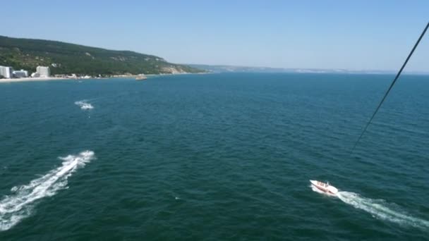 Images aériennes de parasailing et de parascending au-dessus de la mer 