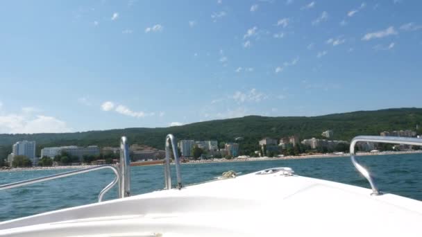 Vue frontale d'un bateau dans la mer — Video