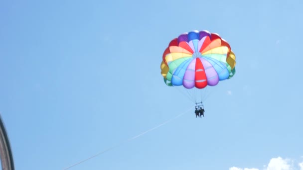 Paar parasailen en opstaan in de lucht — Stockvideo