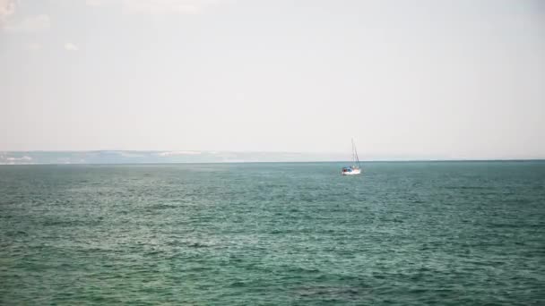 Pequeno barco no mar com turista nele — Vídeo de Stock