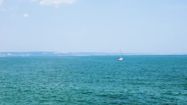 Pequeno barco no mar com turista nele — Vídeo de Stock