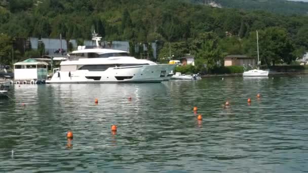 Luxusboote in der Marina — Stockvideo