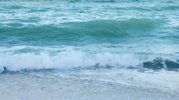 Olas en el mar rompiendo en cámara lenta — Vídeo de stock