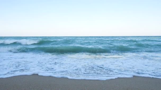 Vista grande câmera lenta de ondas no mar — Vídeo de Stock