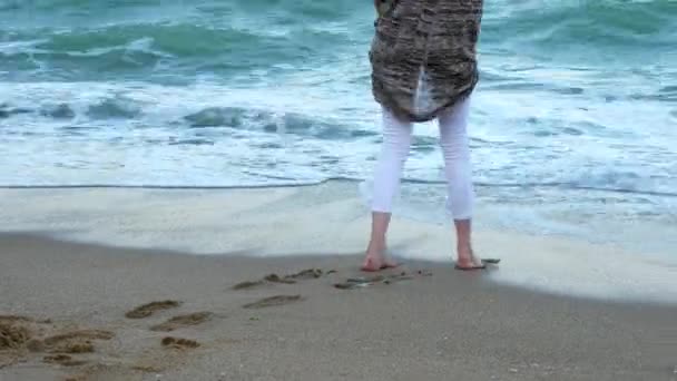 Vrouw voeten in de dag loopt van de golven — Stockvideo