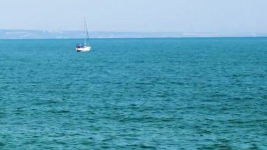 Bu turist ile denizde küçük tekne