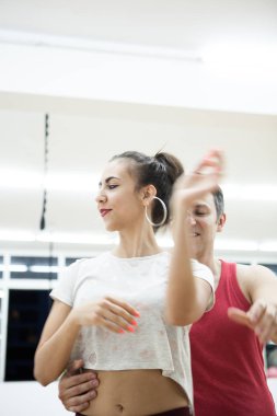 Çekici genç kadın erkeğini ile Latin ritim dans