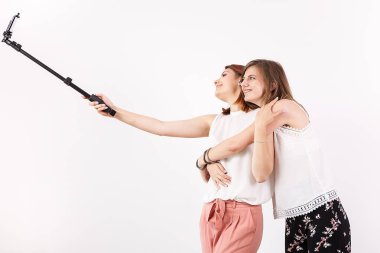 Bir selfie bir selfie sopayla çekerken çok eğlenceli sahip iki en iyi arkadaşlar