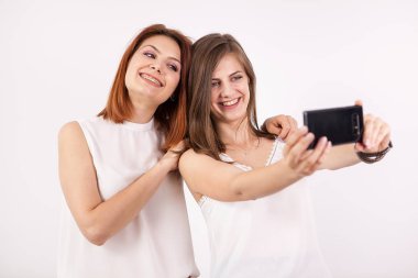 Bir selfie alarak iki mutlu kız