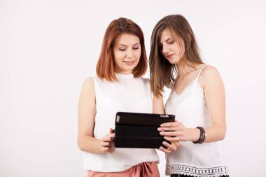 Tablet Pc tutan iki güzel kadın portresi
