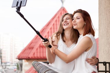 Bir selfie alarak mutlu ve pozitif arkadaşlar