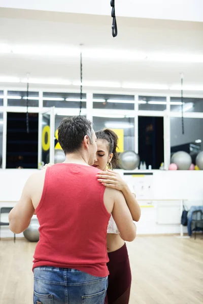 Привлекательная девушка танцует со своим мужчиной в латиноамериканском ритме — стоковое фото