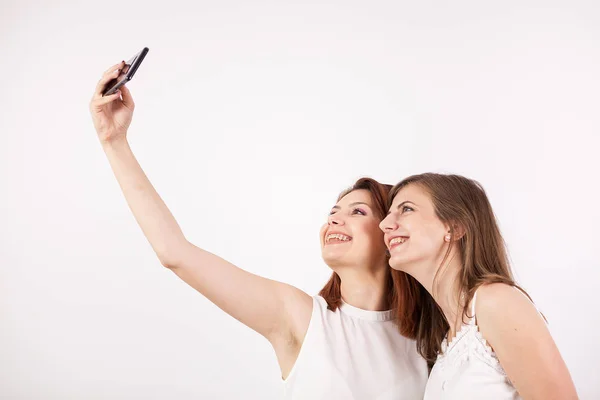 Nahaufnahme Porträt von zwei schönen jungen Frauen, die ein Selfie machen — Stockfoto