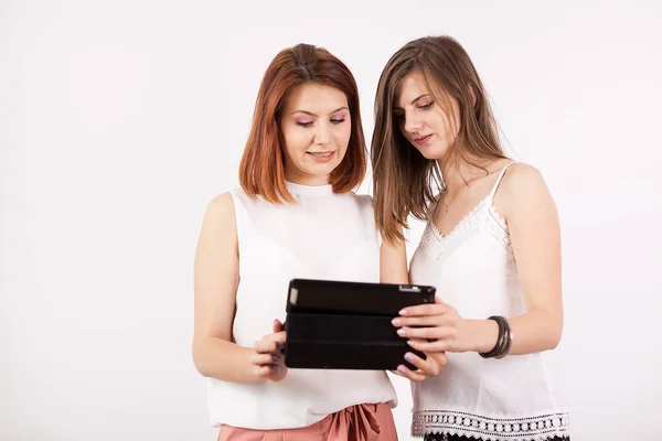 Portrait de deux femmes magnifiques tenant une tablette PC — Photo