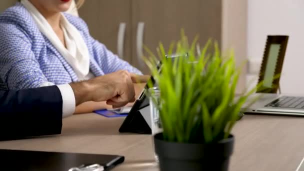 Empresario tocando una pantalla de tableta digital — Vídeos de Stock