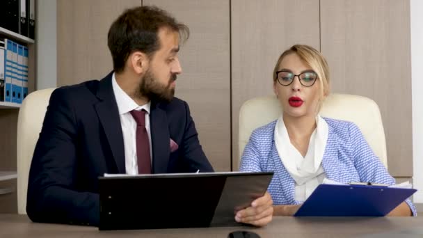 Twee zakelijke partners bespreken en analyseren van strategie bedrijf op klemborden met grafieken — Stockvideo