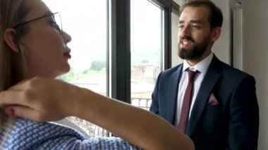 İki iş ortağı ofis windows konuşuyorsun