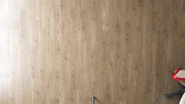 «Ana sayfa» görünümü office sandalye eğlenceli yarış. İşkadını ofis koltuğu itilmiş oluyor