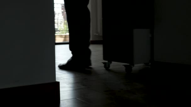 Füße in der Silhouette von Geschäftsmann und Geschäftsfrau, die durch das Büro gehen — Stockvideo